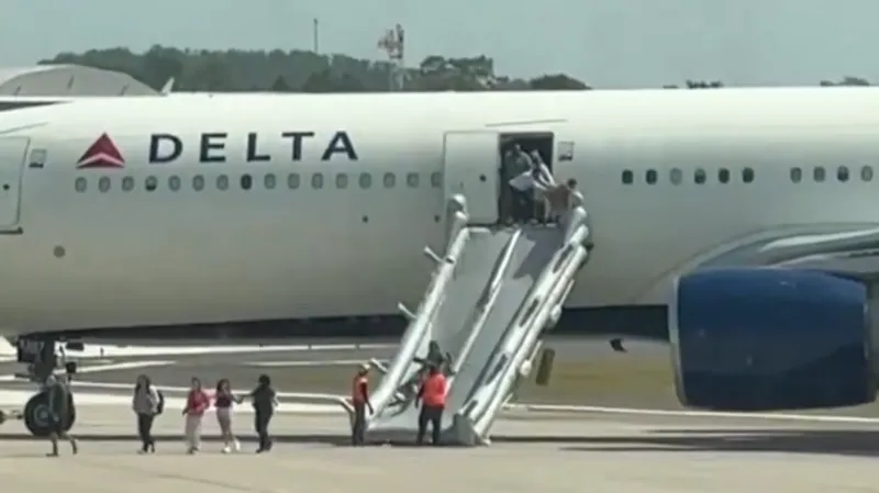 52e16330 1ed7 11f0 b1b3 7358f8d35a35.png 1 - Passengers evacuate Delta plane after engine fire