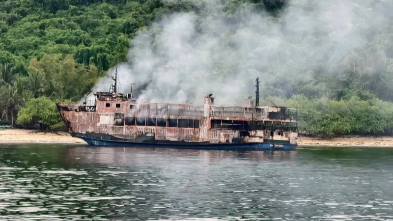 4db05bf0 ad92 11f1 89c7 2d9bd86063c9.jpg - Philippine rescuers board burning ferry 40 hours after blaze began